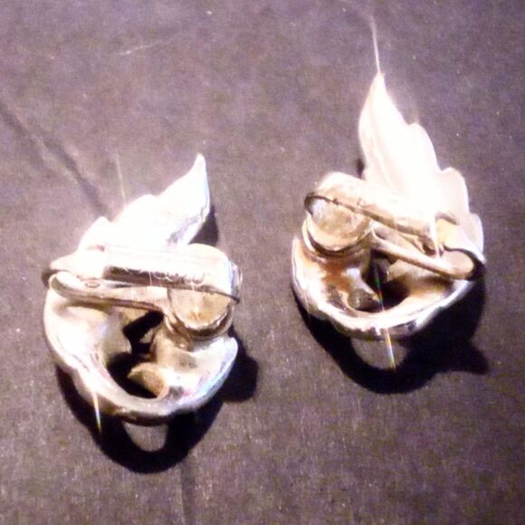Vintage Coro Painted Leaf Clip On Earrings - Picture 4 of 4